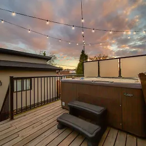  Holiday home Bright Modern - King Bed - Free Parking - Fireplace - Fast Wi-fi - Free Netflix