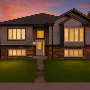  Holiday home Tropical Oasis - King Beds - Free Netflix & Parking - Fast Wi-fi